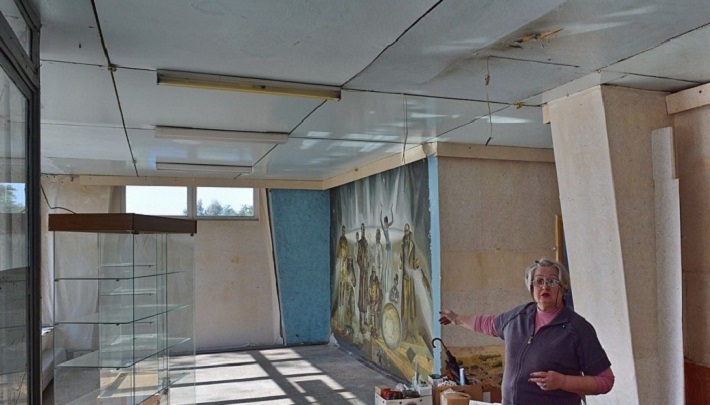Историческую фреску Владислава Куфко нашли через 25 лет за фанерной стеной на Набережной