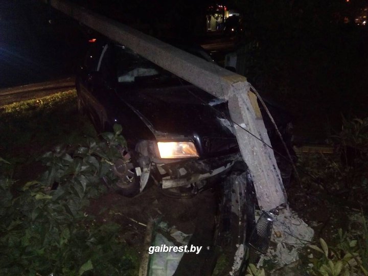 В Пинске пьяная 18-летняя девушка на Audi врезалась в столб через три недели после получения прав
