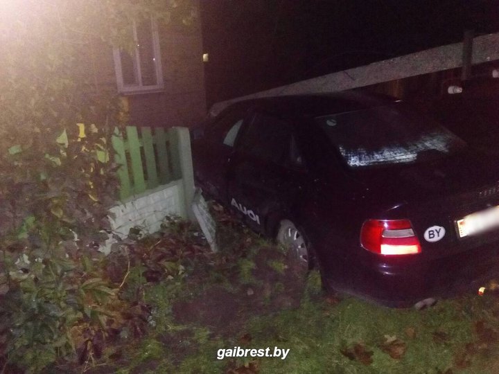 В Пинске пьяная 18-летняя девушка на Audi врезалась в столб через три недели после получения прав