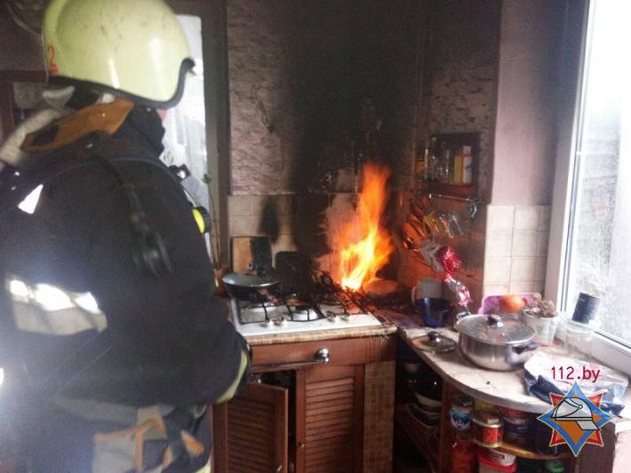 Из-за замыкания в плите в Минске загорелась газовая труба