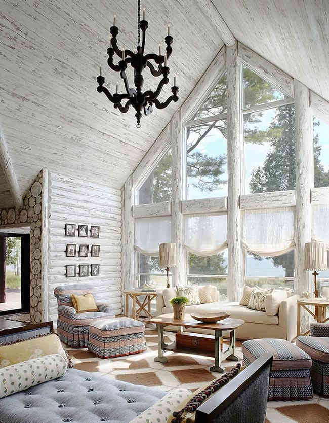 Белый интерьер бревенчатого дома