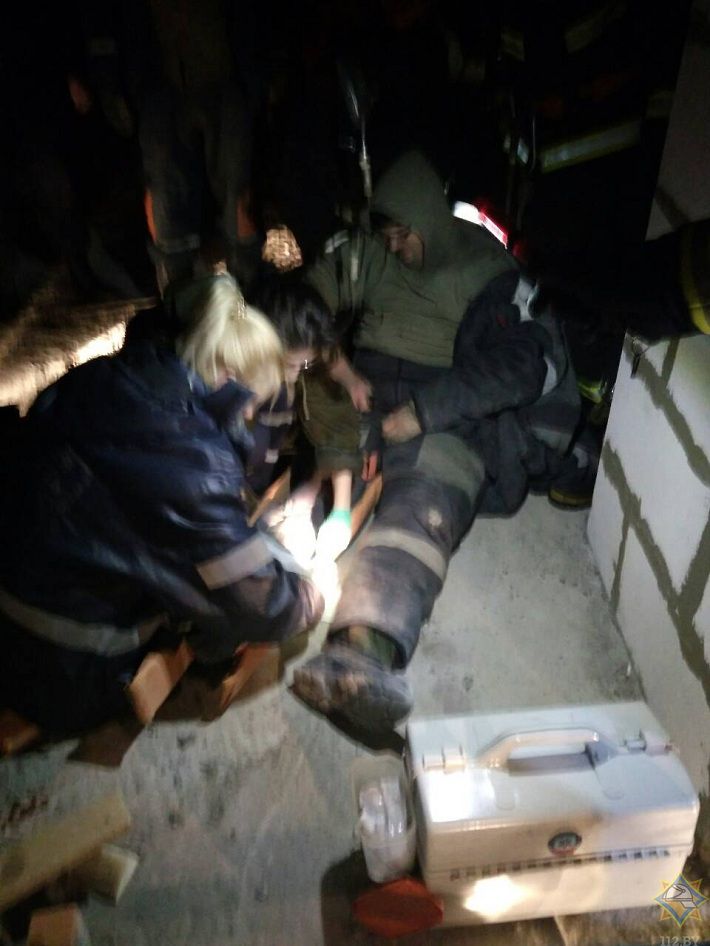 В Витебске спасатели деблокировали строителя из-под ж/б конструкции