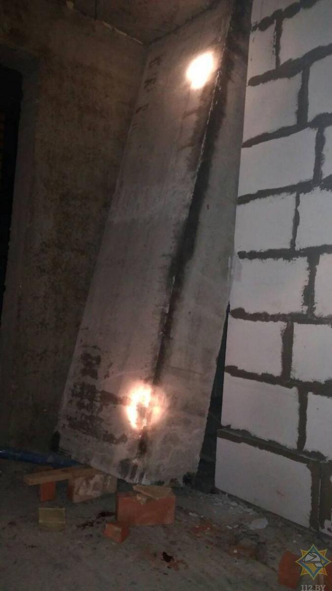 В Витебске спасатели деблокировали строителя из-под ж/б конструкции