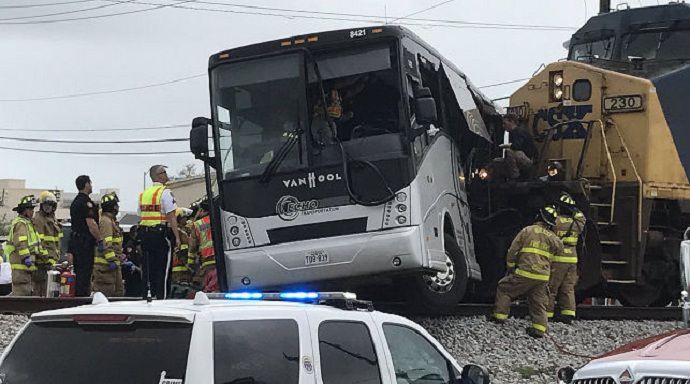 При столкновении поезда и автобуса погибло 4 человека