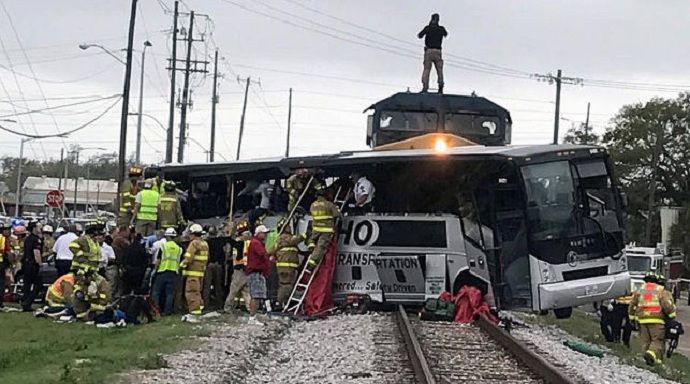 При столкновении поезда и автобуса погибло 4 человека