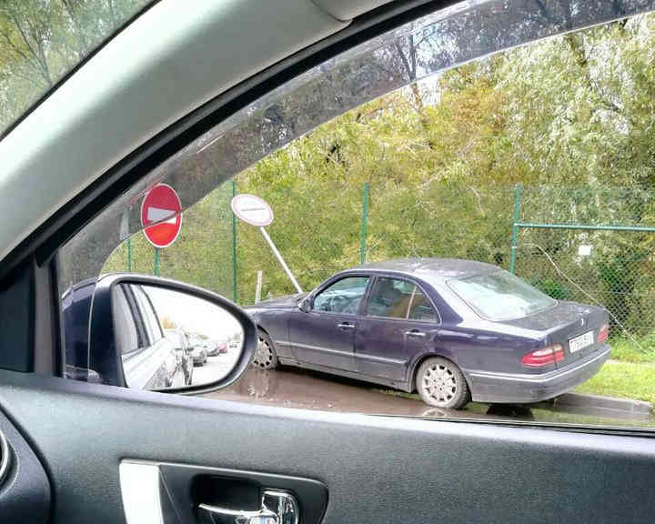 Фотофакт. Mercedes снес дорожный знак на въезде в пункт пропуска Брест