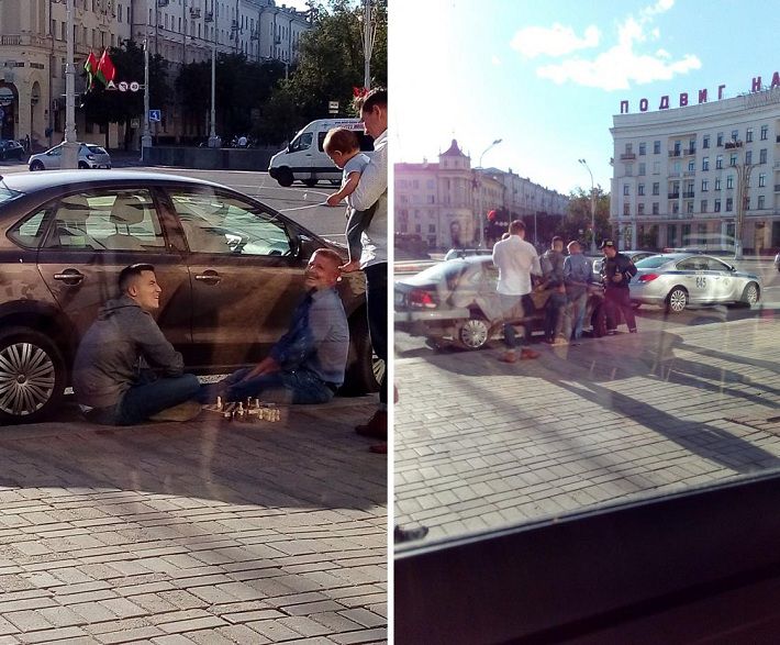 В Минске два водителя сыграли в шахматы, пока ждали ГАИ