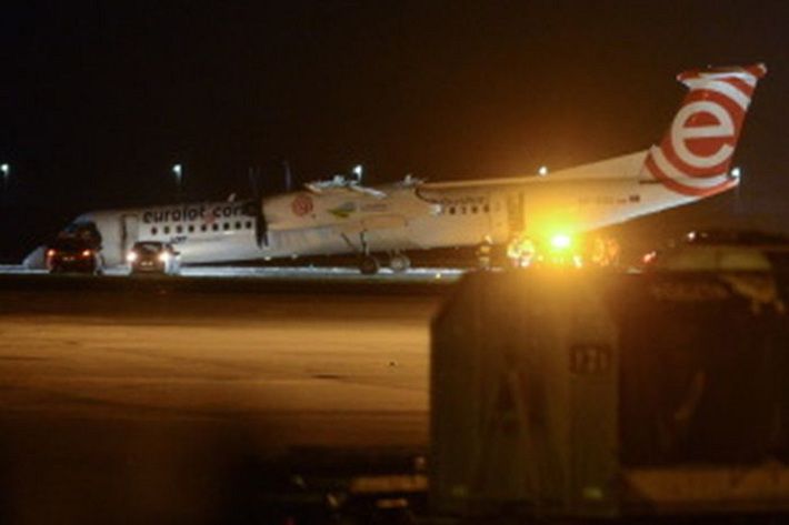 Самолет без шасси аварийно приземлился в аэропорту Варшавы‍