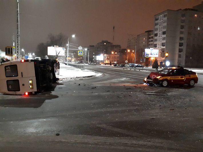 В Бресте при столкновении маршрутки и такси пострадали 5 человек