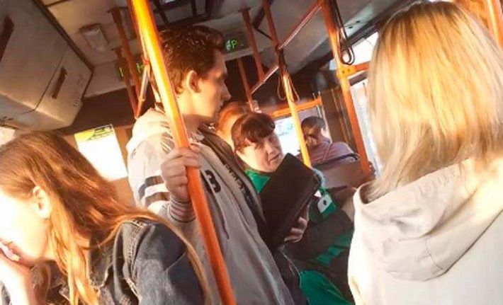 Школьницу в машине