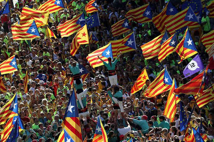 День Каталонии: на улицы вышли сотни тысяч человек