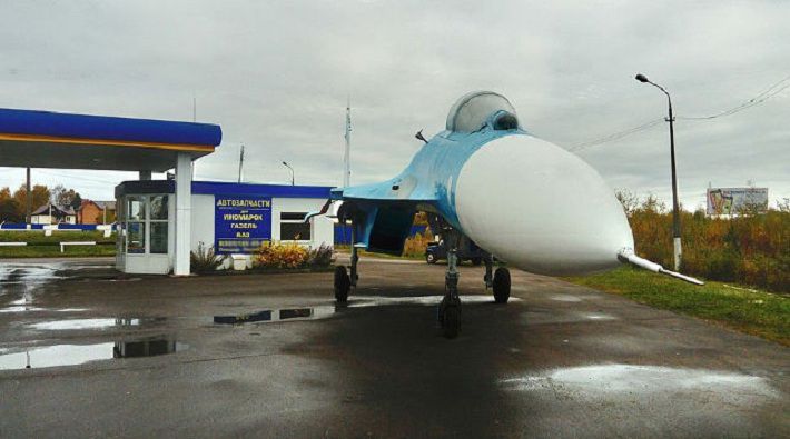 Истребитель Су-27 припарковали у заправки в Тверской области‍