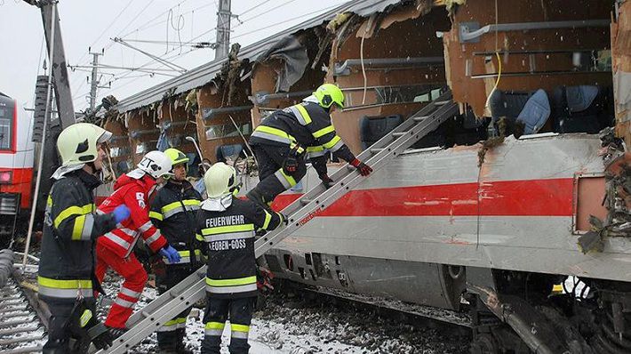 В Австрии произошло столкновение двух пассажирских поездов