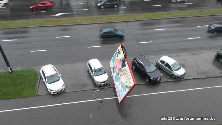 Ветер и ливень: билборд упал на машину Renault в Минске