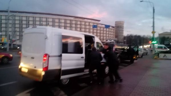 Задержание участников Марша нетунеядцев в Минске: люди в штатском выволокли людей из троллейбуса и увезли