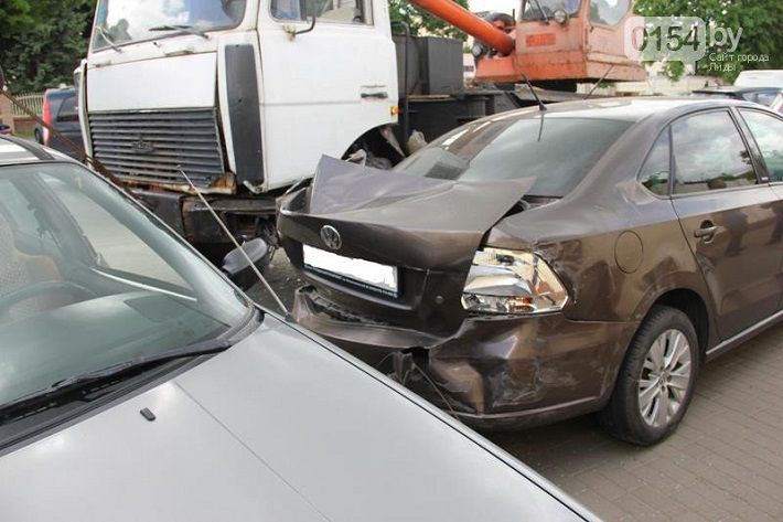 В Лиде автокран без водителя покатился и протаранил 12 автомобилей