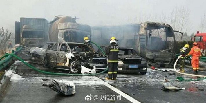 Жуткая автокатастрофа в Китае: 18 погибших, десятки госпитализированы‍