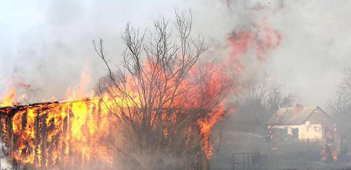 горящий дом. пожар минская область. пожар минская область. пожар фото. пожар 31 декабря 2020 в ступинском районе.