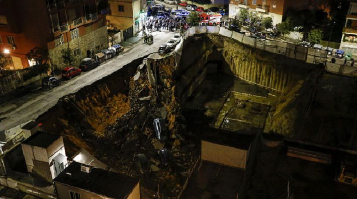 В Риме на глубину 10 метров обвалилась часть дороги с авто