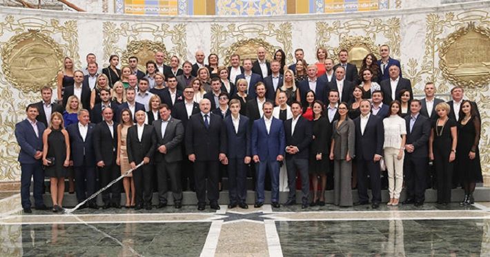Фотофакт: Коля Лукашенко обогнал в росте старших братьев
