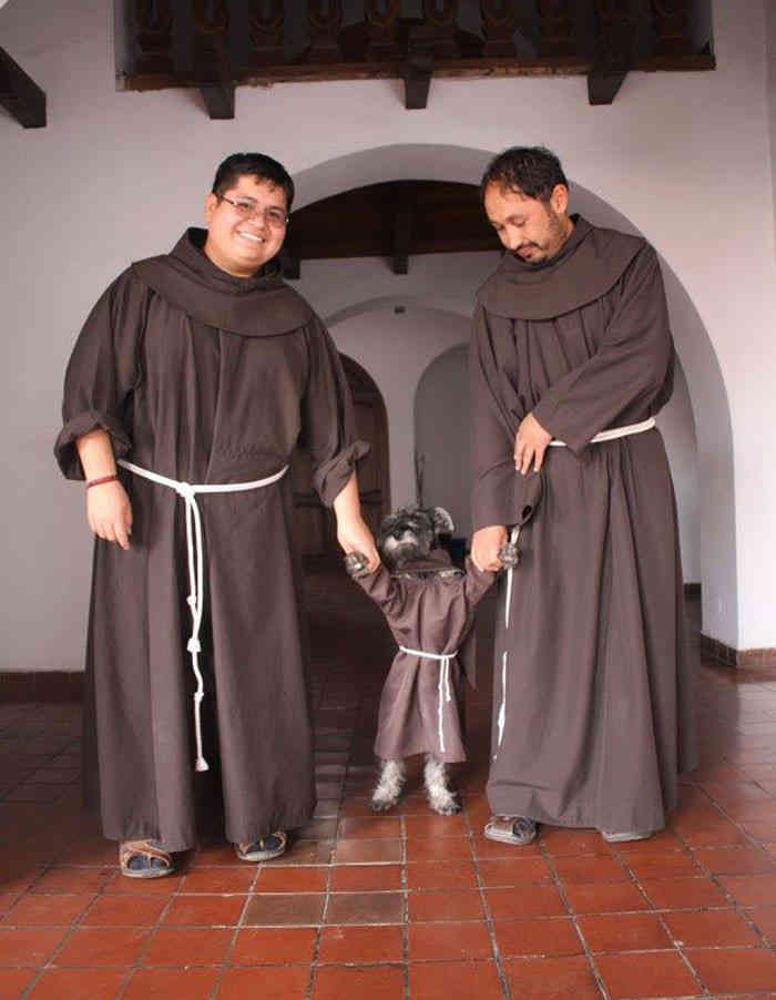 В боливийском монастыре поселился пес-монах
