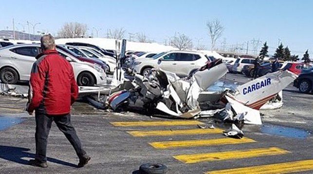 Два самолета врезались в торговый центр: есть погибшие