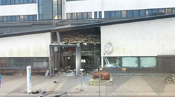 Мощный взрыв прогремел у входа в полицейский участок в Швеции‍