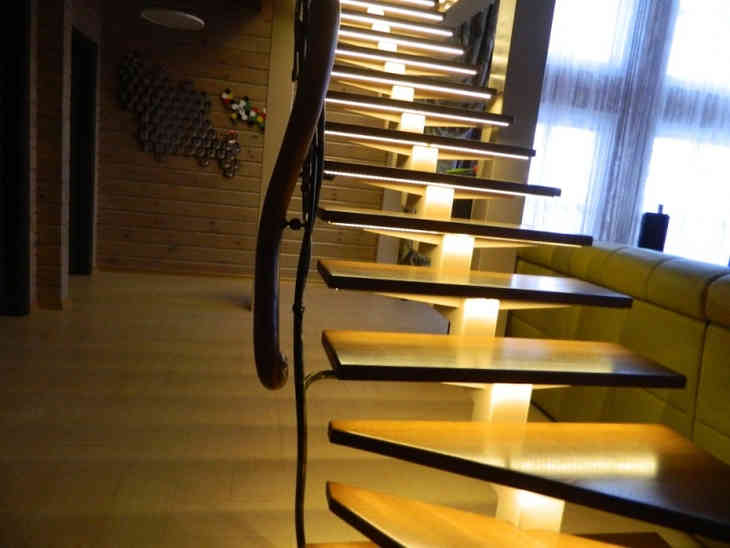 Варианты освещения интерьерной лестницы