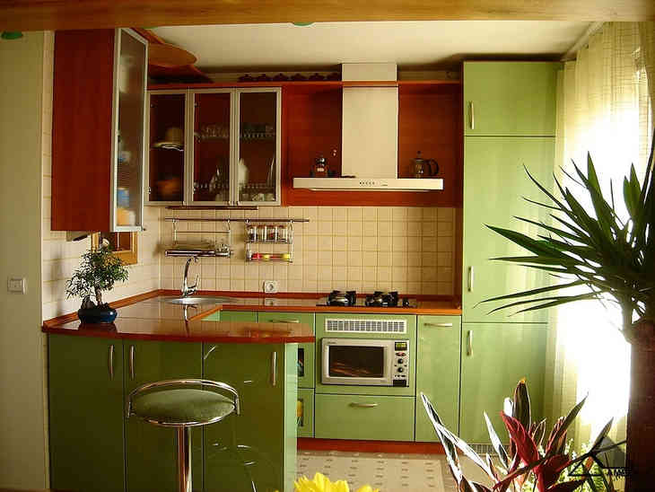 Гармоничный интерьер кухни оливкового цвета