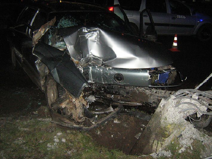 В Молодечно Volkswagen врезался в столб, погибли водитель и пассажирка‍