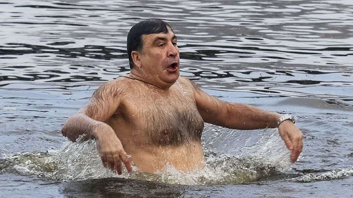 Зашел грузином, вышел украинцем: в Сети высмеяли фото купания Саакашвили
