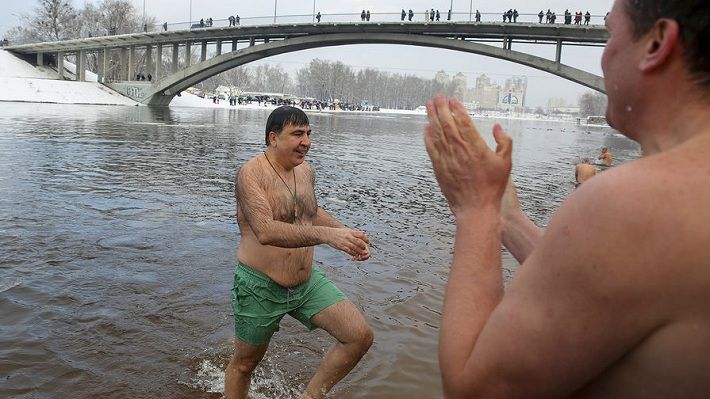 Зашел грузином, вышел украинцем: в Сети высмеяли фото купания Саакашвили