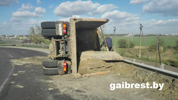В Брестском районе опрокинулся грузовой МАЗ: водитель в больнице‍
