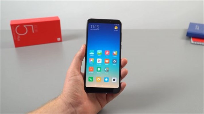 Ритейлеры в России распродают смартфон Xiaomi Redmi 5 Plus