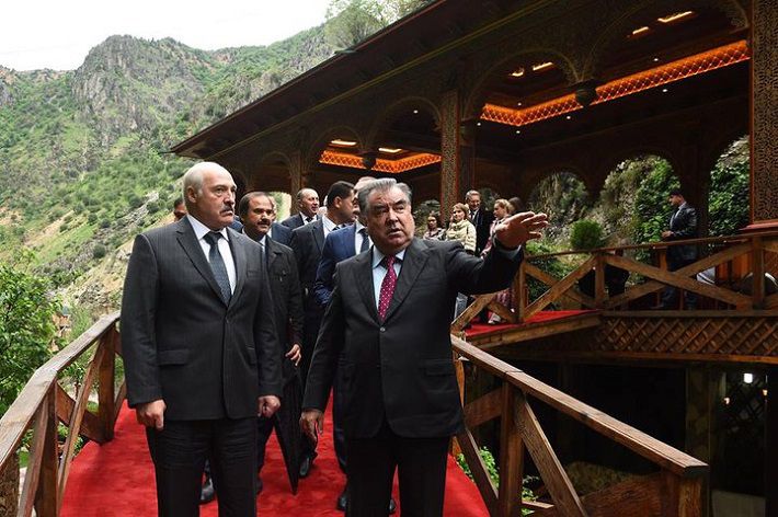 Александр и Николай Лукашенко в Таджикистане примерили расшитые золотом чапаны