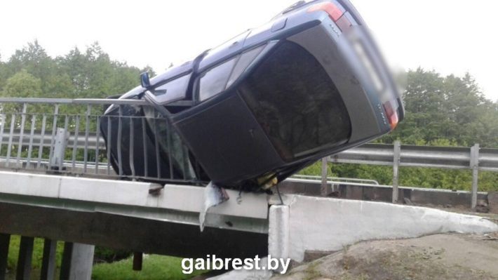 В Барановичском районе легковушка повисла на перилах моста‍
