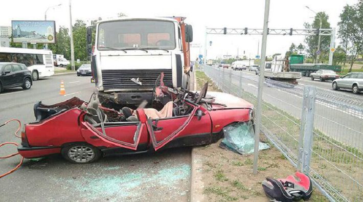 Водитель легковушки погиб при столкновении с грузовиком в Минске