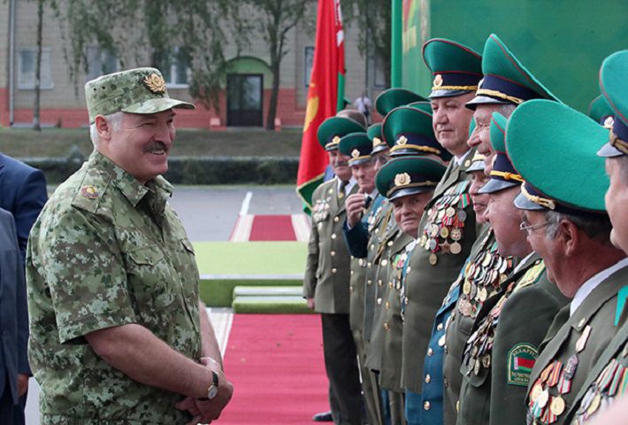 Александр Лукашенко возложил цветы к Вечному огню в Брестской крепости‍