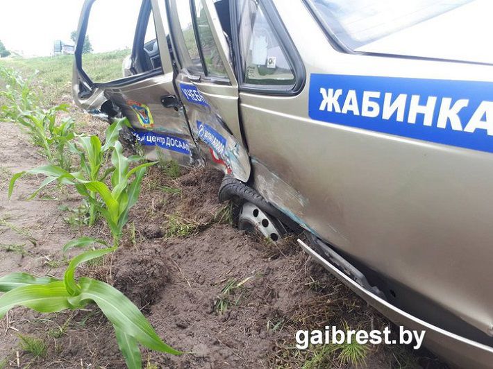 В Жабинковском районе «бесправник» врезался в учебный автомобиль‍