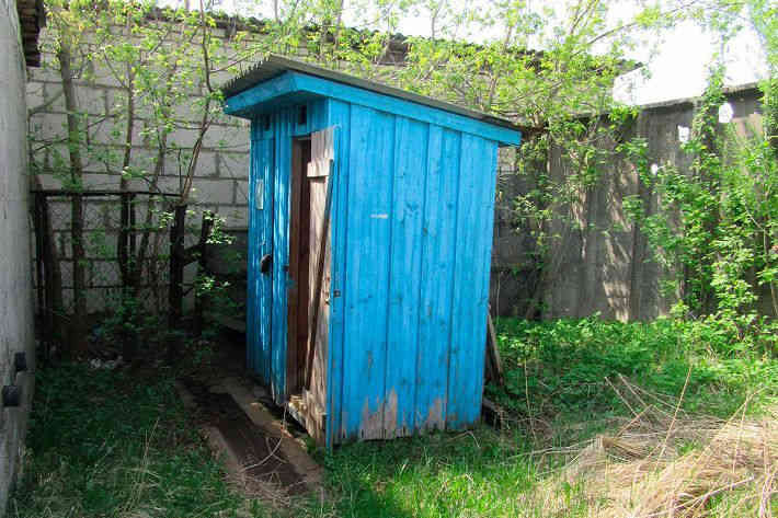 В Слуцке на торги выставили старый деревянный туалет