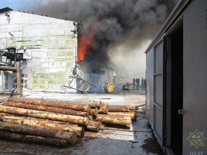 Крупный пожар произошел в цехе Витебской лесопилки
