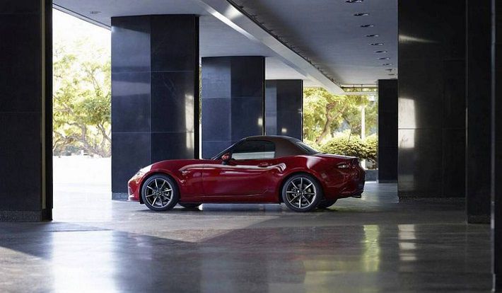 Mazda представила обновленный родстер MX-5