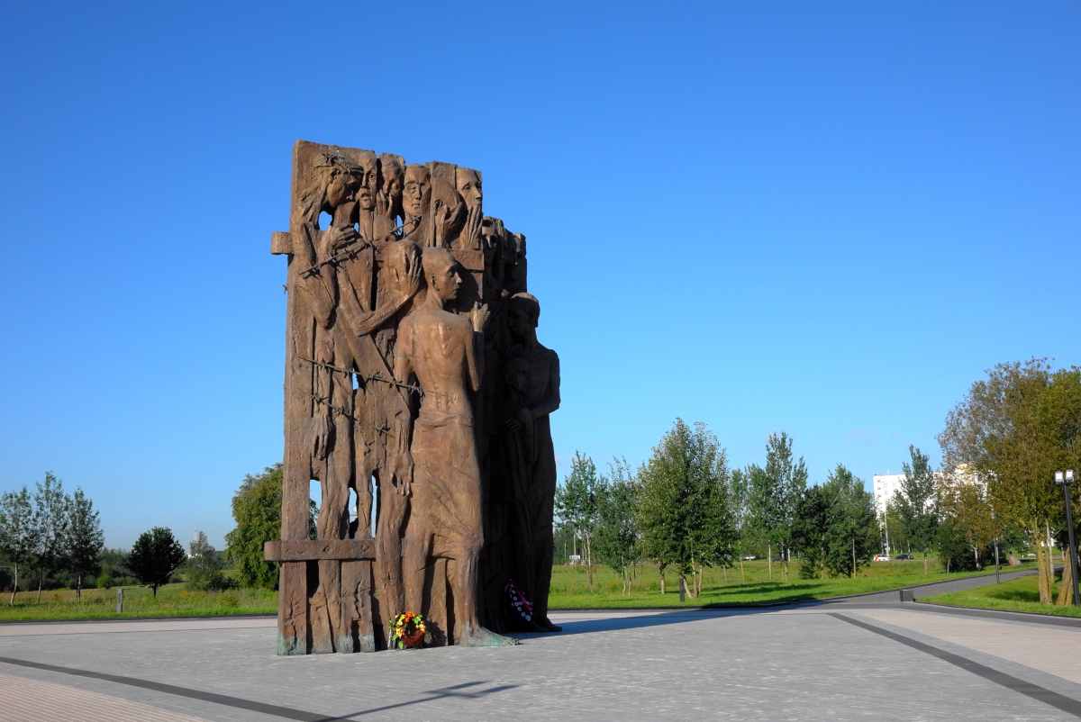 Малый тростенец мемориальный комплекс. «тростенец» минск памятник. Тростенец концлагерь в белоруссии. Тростенец фото. Тростенец тополя.