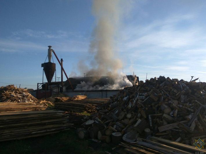 В Молодечненском районе спасатели ликвидировали пожар на пилораме‍