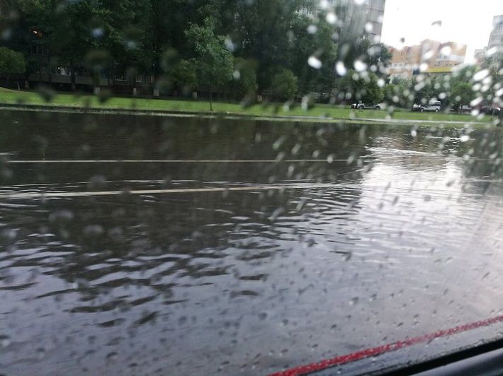 Мощный ливень обрушился на Гомель: затоплены улицы