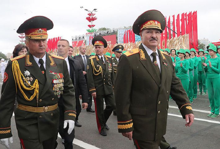 Картина дня: парад в Минске и смерть белоруски в Украине