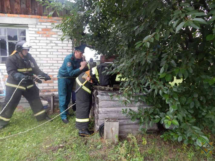 В Калинковичском районе спасли провалившуюся в колодец пенсионерку‍