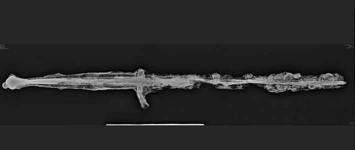 На дне озера в Норвегии найден 500-летний меч неизвестного назначения‍