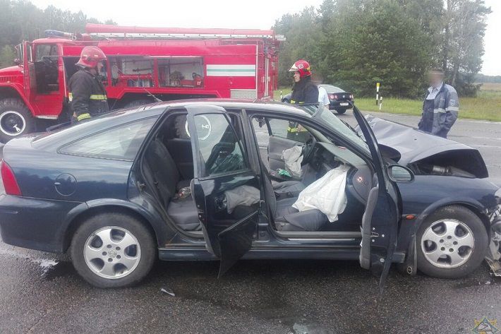 В Узденском районе столкнулись Opel и грузовик: пострадал 63-летний водитель