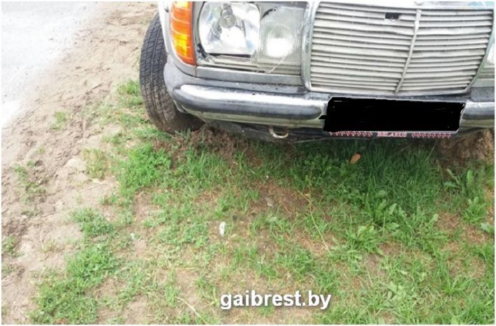 Mercedes при обгоне трактора сбил двух 6-летних девочек‍
